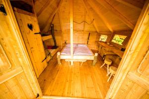 Světlá pod JeštědemTreehouse pod Jestedem的小木屋内一间卧室的顶部景色