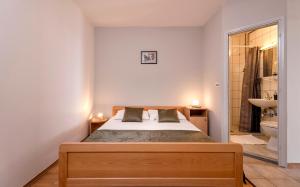 Ένα ή περισσότερα κρεβάτια σε δωμάτιο στο Apartmani Dolac