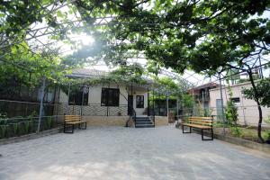 库塔伊西Papazo的一座建筑,有两长椅和玻璃温室