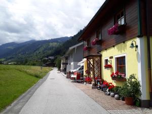 a building with flowers on the side of it at Ferienwohnung Kasbacher in Bruck an der Großglocknerstraße