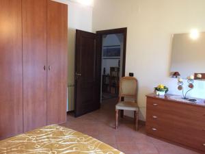 Schlafzimmer mit einem Bett, einer Kommode und einem Spiegel in der Unterkunft La Tenuta B&B in Buonvicino