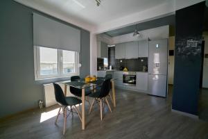 Kuchyňa alebo kuchynka v ubytovaní V&V Central & Elegant Apartment