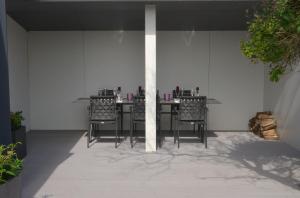a dining room with a table and chairs at Haus Sathurn in Helgoland