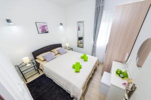 扎達爾的住宿－Apartments Maraš，一间卧室,配有一张带仙人掌的床