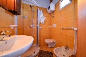 bagno con lavandino e servizi igienici di L'Antico Carrettiere a Peschici