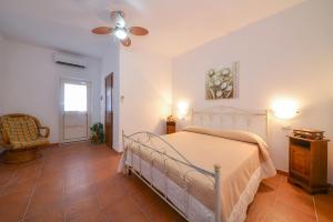 1 dormitorio con 1 cama y ventilador de techo en L'Antico Carrettiere, en Peschici