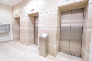 ドニプロにあるStaybridge Mini-Hotel in Most City PANORAMIC RIVER VIEWの木造の壁の建物内のエレベーター +22枚の写真