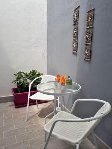 een tafel en twee stoelen en een tafel en stoelen bij Eleven in Siracusa +38 foto's