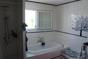 une baignoire dans une salle de bain avec une fenêtre dans l'établissement Entre Terre et Mer, à Saint-Jean-de-Monts