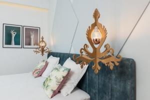 Postel nebo postele na pokoji v ubytování Nyx Chic Manor