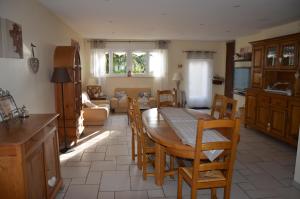 cocina y comedor con mesa y sillas en Gîte Brin de Campagne, en Vaucremont