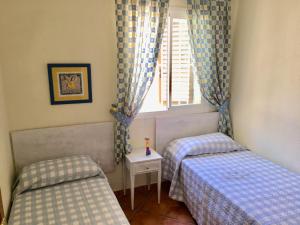 - 2 lits jumeaux dans une chambre avec fenêtre dans l'établissement La Felicidad Apartamento en Dénia, à Dénia