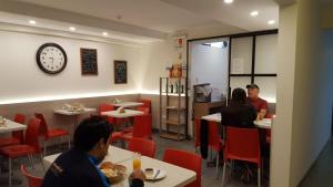 Um restaurante ou outro lugar para comer em Hotel Paris Lima