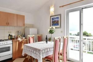 Kuchyňa alebo kuchynka v ubytovaní Apartmani Mlikotić