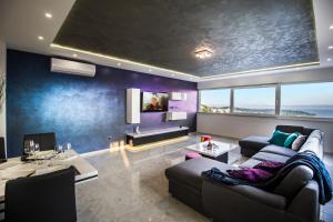 马卡尔斯卡Villa Lacus的客厅里有一张沙发和一张桌子。