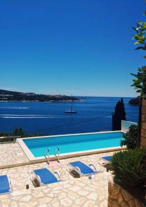 una piscina con vistas al agua en Apartments Anamaria, en Dubrovnik