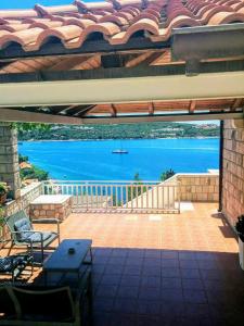 un patio con vistas a un cuerpo de agua en Apartments Anamaria, en Dubrovnik