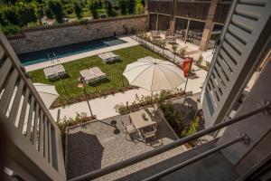 Bazén v ubytovaní Relais Madergnago alebo v jeho blízkosti