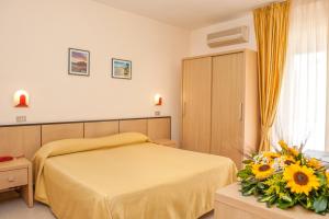 Postel nebo postele na pokoji v ubytování Hotel Cristalda