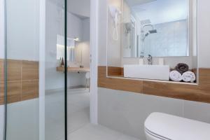 bagno bianco con lavandino e servizi igienici di Notus Chania Crete a Chania