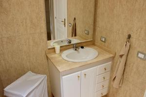 A bathroom at Beautiful Ocean View Apartment