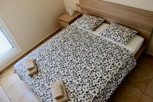 A bed or beds in a room at Beautiful Ocean View Apartment