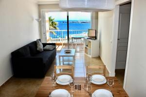 A seating area at Beautiful Ocean View Apartment