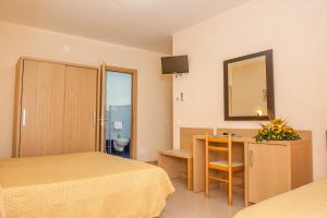 Postel nebo postele na pokoji v ubytování Hotel Cristalda