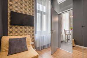 Televízia a/alebo spoločenská miestnosť v ubytovaní Budapest Broadway Apartment