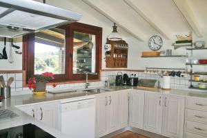 A kitchen or kitchenette at Casa Louise