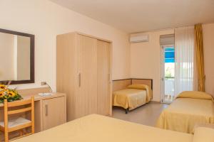 Postel nebo postele na pokoji v ubytování Hotel Cristalda