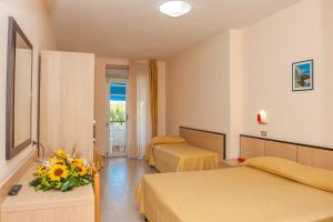 Postel nebo postele na pokoji v ubytování Hotel Cristalda