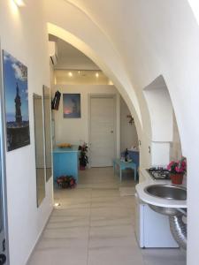 W łazience znajduje się umywalka i toaleta. w obiekcie Suite sul mare w mieście Giardini Naxos