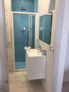 W łazience znajduje się umywalka oraz prysznic z lustrem. w obiekcie Suite sul mare w mieście Giardini Naxos