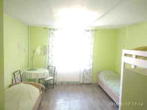 ヤロスラヴリにあるStars Hostelのベッドルーム1室(ベッド1台、テーブル、窓付)
