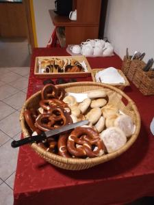 リッチャウにあるHotel Sonnenhofのテーブルの上に盛られたプレッツェルなどの食べ物