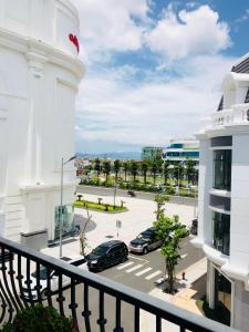 Hồng Hạc Hotel tesisinde bir balkon veya teras