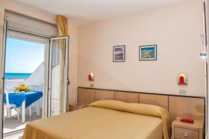 Postel nebo postele na pokoji v ubytování Hotel Cristalda