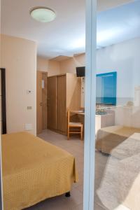 Postel nebo postele na pokoji v ubytování Hotel Cristalda