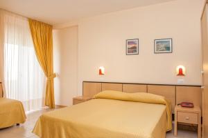 Postel nebo postele na pokoji v ubytování Hotel Cristalda