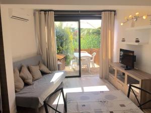 Atpūtas zona naktsmītnē Appartement rénové aux portes de St tropez