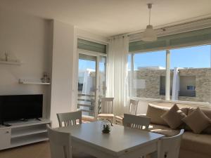 a living room with a couch and a table at EME APARTMENTS - Kompleksi Lura 2 Gjiri i Lalzit in Draç