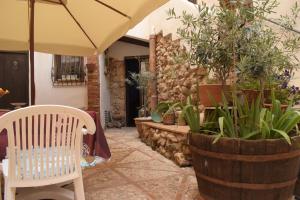 un patio con tavolo, sedie e piante di B&b Lemon Garden a Sciacca