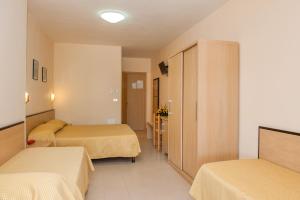 Postel nebo postele na pokoji v ubytování Hotel Cristalda