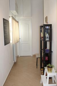 サレルノにあるArcadia 55の白い扉と白い棚がある廊下