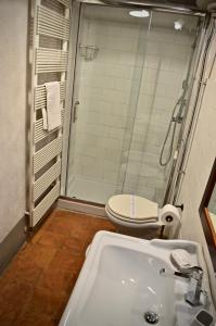 アナーニにあるIl Viaggiatore 2のバスルーム(シャワー、洗面台、トイレ付)