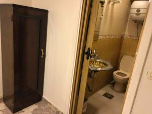 A bathroom at Wake Up! Cairo Hostel