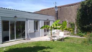 a house with a plant in the yard at Le Bananier in Saint-Fort-sur-Gironde +6 photos