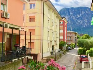 een straat met gebouwen en een berg op de achtergrond bij appartamento benaco in Riva del Garda