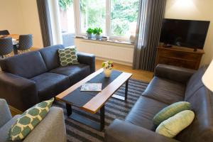 a living room with couches and a coffee table at Ferienwohnung im Hasetal in Löningen